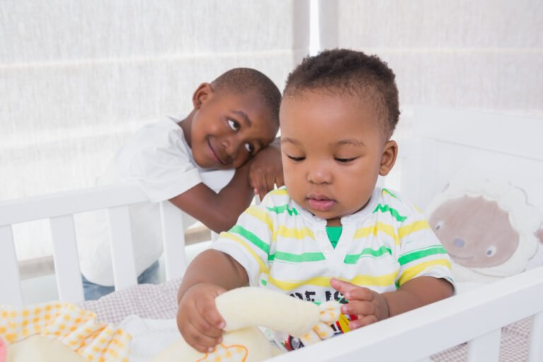 How to Introduce a Newborn to Older Siblings