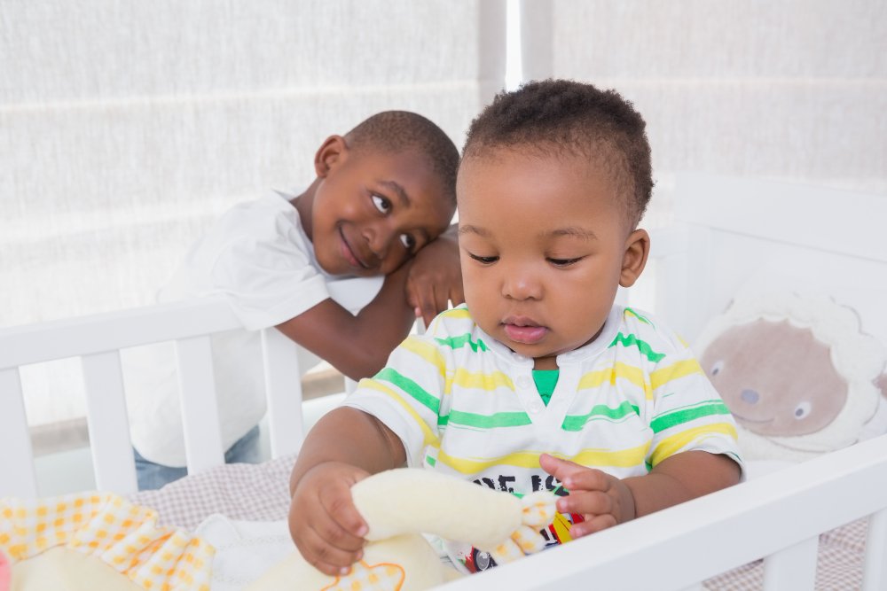 How to Introduce a Newborn to Older Siblings